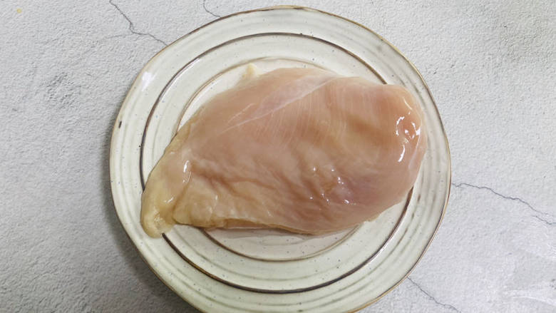 椒麻手撕鸡,<a style='color:red;display:inline-block;' href='/shicai/ 101'>鸡胸肉</a>洗净,撒上少许盐腌制十分钟