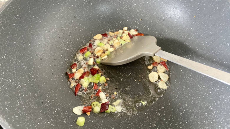 炝炒藕片,下干辣椒葱白花椒,中小火炒出辣椒花椒的香味