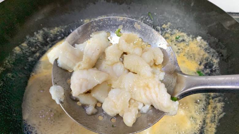葱油鱼片,煮熟变色即可