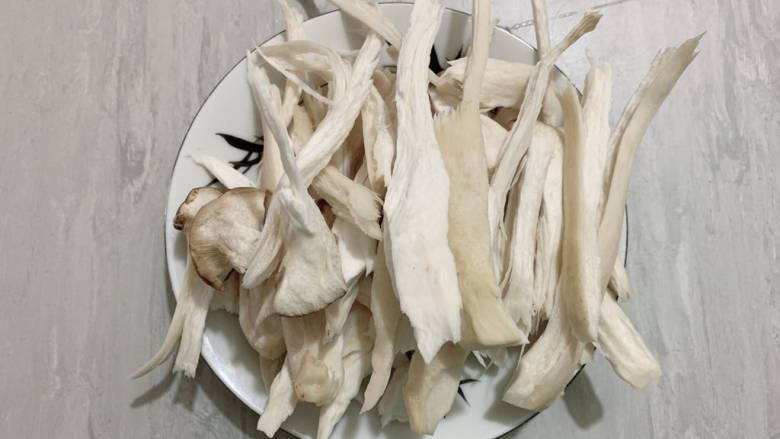 干煸手撕杏鲍菇,将杏鲍菇洗净,手撕成条块状。