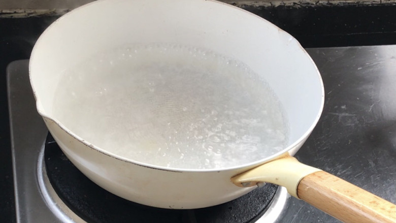 西红柿炒土豆丝,起锅烧开水,加少许油和盐