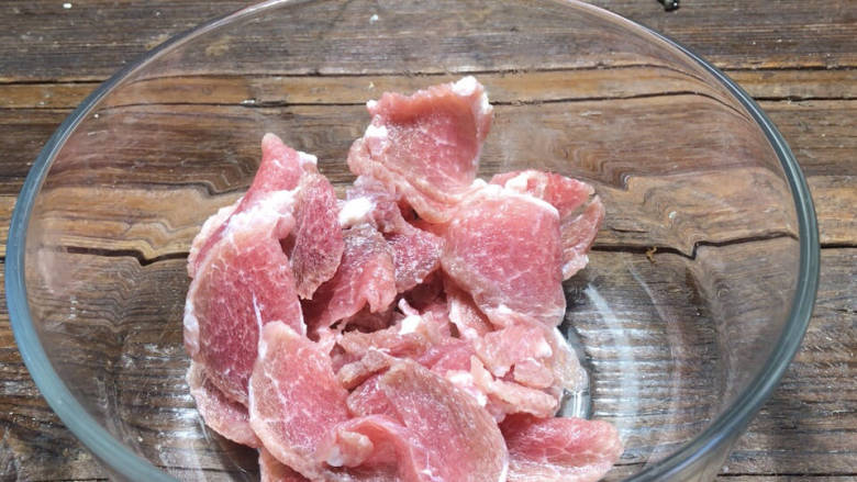 醋溜木须肉,瘦肉洗净,切薄片