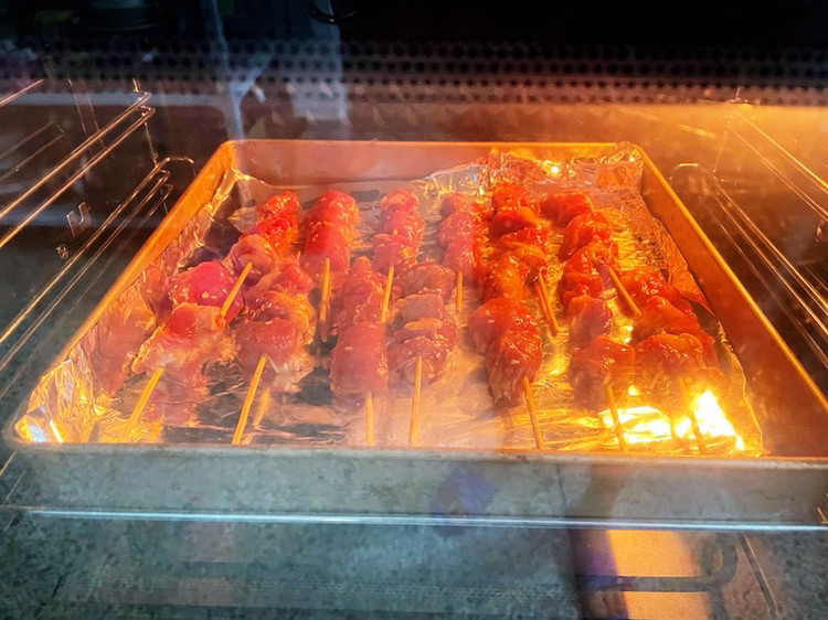 烤里脊肉,放入预热好的烤箱,上下火180度,烤15分钟