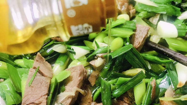 蒜苗炒牛肉,放入<a style='color:red;display:inline-block;' href='/shicai/ 748'>花椒油</a>