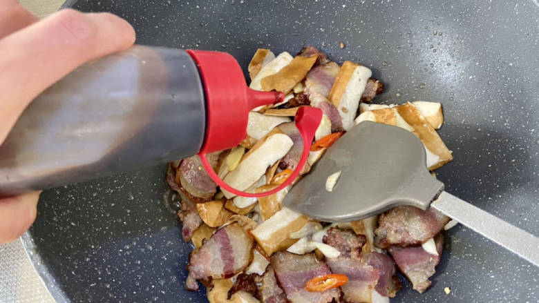 豆干炒腊肉➕豆干蒜苗炒腊肉,加入一汤匙<a style='color:red;display:inline-block;' href='/shicai/ 721'>蚝油</a>,