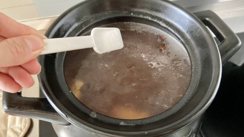 莲藕炖猪蹄➕花生莲藕炖猪蹄,捞出汤料包,加入枸杞,尝下咸淡,根据自己口味加入适量食盐,继续煮一两分钟即可