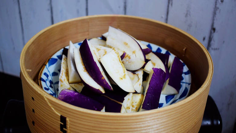 凉拌蒸茄子,放入蒸锅,水开后蒸10分钟