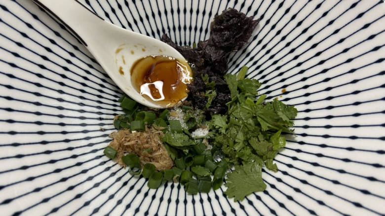 海鲜小馄饨➕鲜虾玉米猪肉馄饨,准备个底汤:碗里加入紫菜、虾皮、葱末、香菜碎,半汤匙生抽,半茶匙鸡汁,少许白糖,一茶匙香油,少许食盐