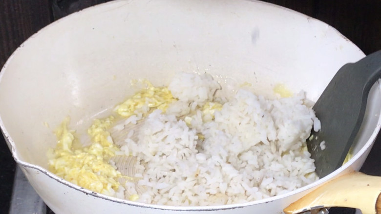 酸豇豆蛋炒饭,放入米饭,加少许清水,盖上锅盖焖3分钟