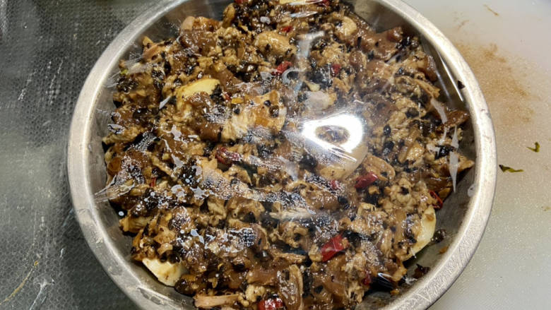 芋头蒸五花肉,蒙上保鲜膜,用牙签戳几个小眼
