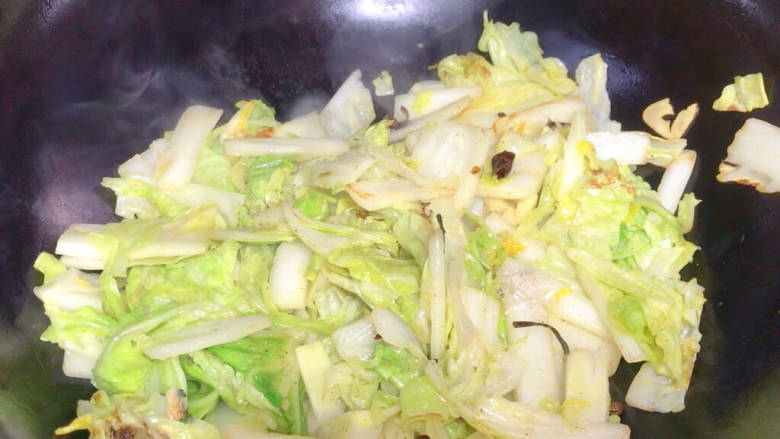 椒麻白菜,出锅前加点点<a style='color:red;display:inline-block;' href='/shicai/ 717'>味精</a>,提鲜