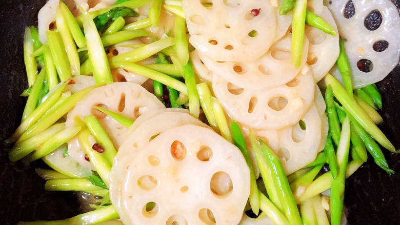 炝炒藕片,翻炒入味后,收汁出锅了。