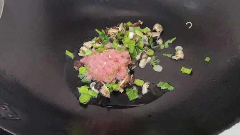 肉酱拌面,锅中倒入适量油烧热后倒入肉末,青蒜末,香菇末