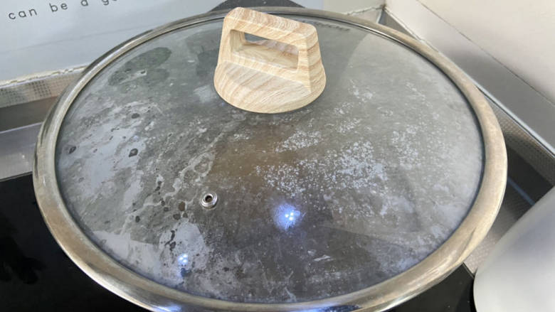 红烧猪肥肉➕土豆烧肥腊肉,加盖小火炖煮10分钟,喜欢土豆更绵软的可以稍微加长时间