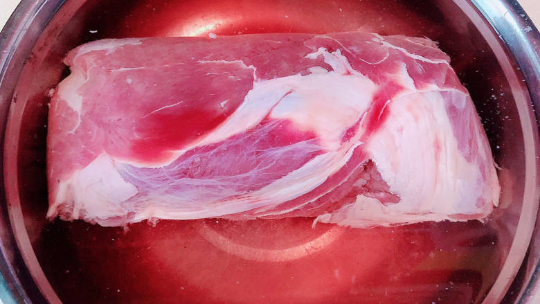 红焖牛肉煲,准备好<a style='color:red;display:inline-block;' href='/shicai/ 981'>牛腱子</a>,泡去血水。