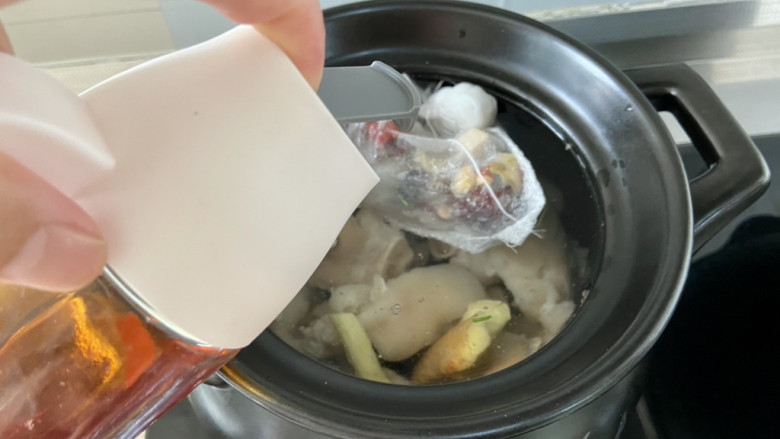 莲藕炖猪蹄➕花生莲藕炖猪蹄,取大汤锅,我用的砂锅,加入适量清水,猪蹄,拍散的姜块,汤料包,一汤匙料酒