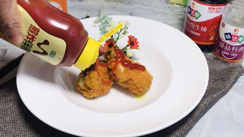香酥炸鸡腿,装入盘中,淋入煎炸伴酱