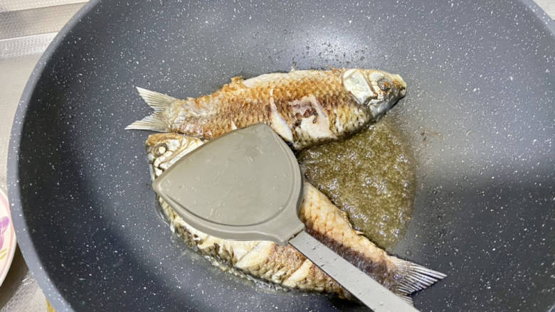 鲫鱼豆腐菇菌汤,一面煎到金黄,翻面煎到两面金黄,倒出多余的油