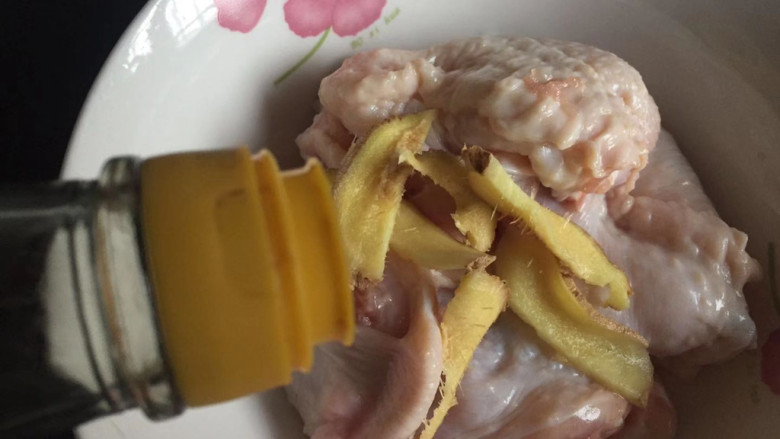 网红土豆酿鸡翅,在鸡翅中加入姜丝,<a style='color:red;display:inline-block;' href='/shicai/ 718'>料酒</a>抓拌腌制一会