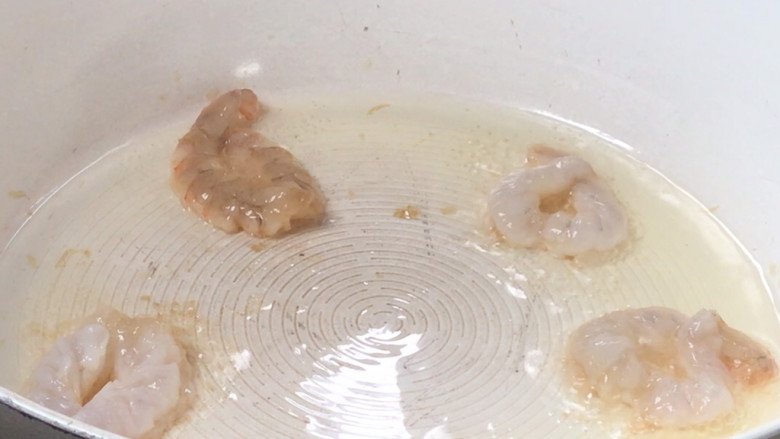 鲜虾蔬菜饼,起锅热油,放入虾仁