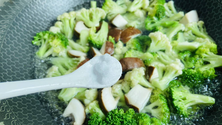 杂炒蔬菜,锅中加入适量清水大火烧开,加入适量盐和食用油,放入西兰花、花菜、香菇焯烫片刻