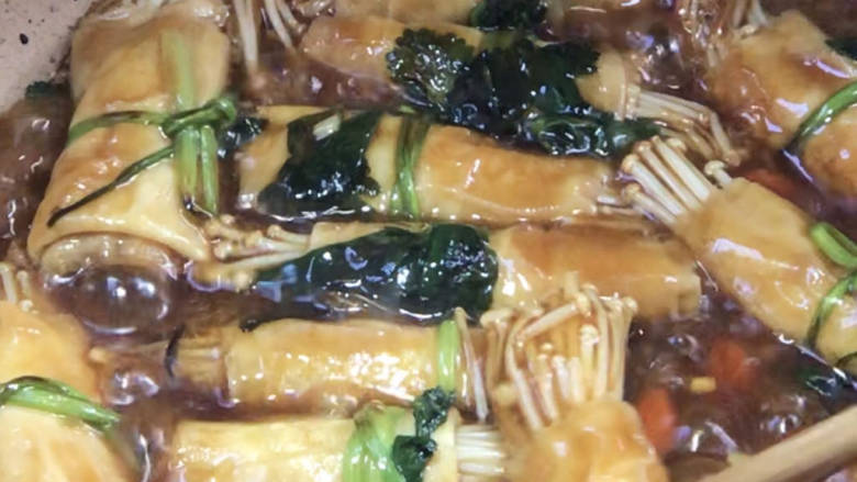 金针菇豆皮卷,倒入料汁,拌匀煮沸至入味