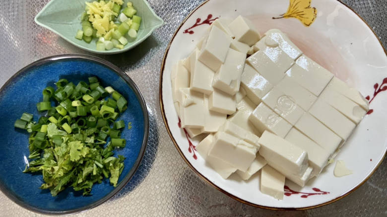 豆腐蛋花汤➕杂菌豆腐蛋花汤,小葱洗净葱白葱叶分别切末,姜切丝,香菜切碎,绢豆腐去包装切小块。我很喜欢用绢豆腐做汤,非常滑嫩也没有豆腥味