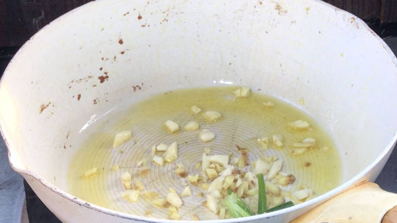 泡椒芹菜炒猪肝,就着油锅,放入葱姜蒜炒香