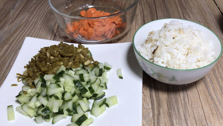 酸豇豆蛋炒饭,备好米饭,将食材洗净切好备用