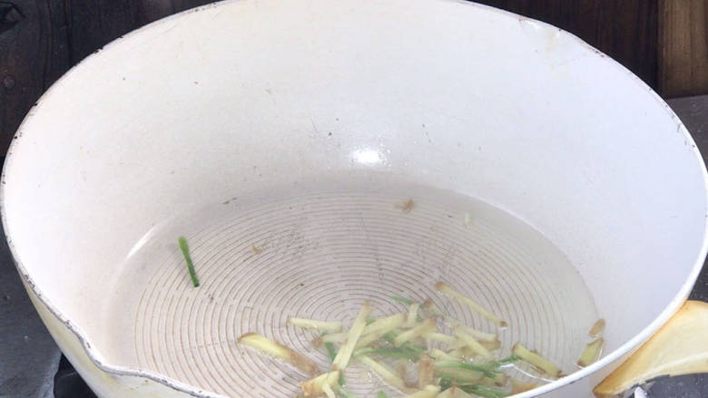 炒藕丝,再起锅热油,放入一半的葱段和姜丝,炒香