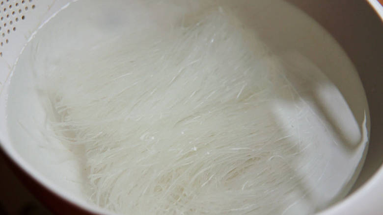 虾米粉丝煲,<a style='color:red;display:inline-block;' href='/shicai/ 523'>粉丝</a>提前浸泡,泡至发软,用厨房剪刀剪成小段