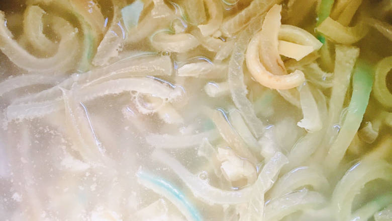 #闹元宵#麻辣皮冻,加入热水继续揉搓,用清水反复冲洗干净