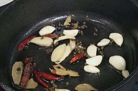 牛肉炖芋头,锅中添油,油热,将爆锅用的材料倒入锅中翻炒,<a style='color:red;display:inline-block;' href='/shicai/ 866'>冰糖</a>别忘了放。
