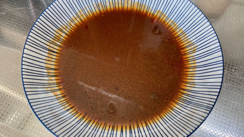 酱卧鸡蛋,加入适量凉开水,尝下咸淡,根据自己口味补充少许食盐拌匀