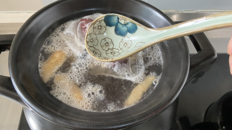 莲藕炖猪蹄➕花生莲藕炖猪蹄,大火煮开,保持中火煮三到五分钟,期间不断撇去浮末,直至干净