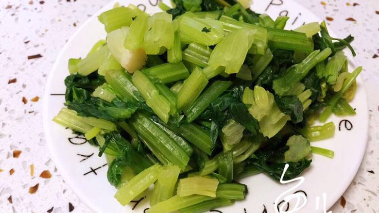 杂炒蔬菜,芹菜沥干水分,切段