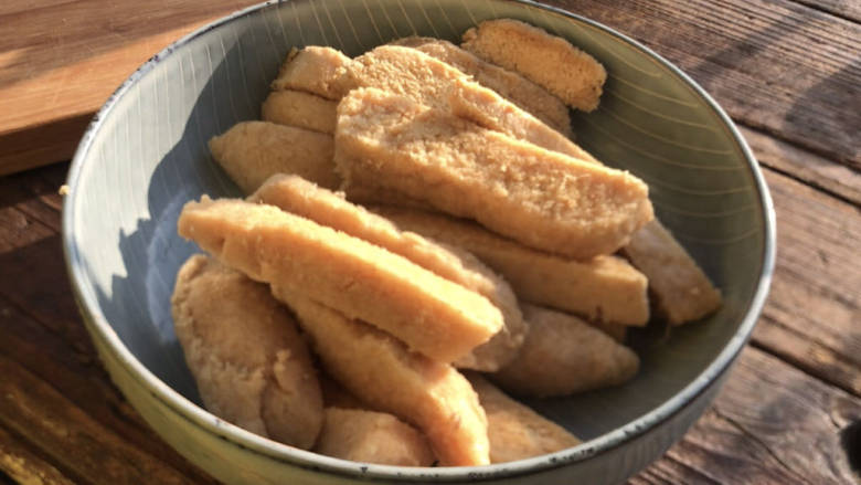 白菜炖豆渣,豆渣冲洗一下,切成条备用