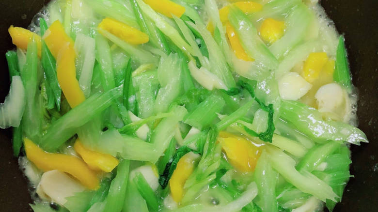 西芹炒百合,翻炒均匀,入味即可出锅了。