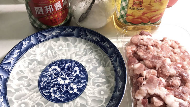 鹌鹑蛋蒸肉末,所需的调味料:盐,油,<a style='color:red;display:inline-block;' href='/shicai/ 788'>生抽</a>