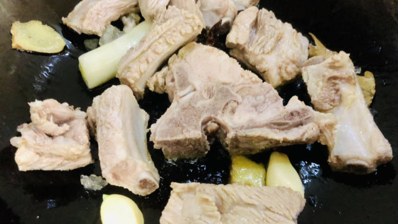 胡萝卜烧排骨,倒入提前处理好的排骨,翻炒至排骨表面略微焦黄色即可。