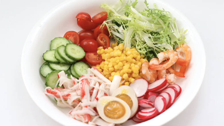 #闹元宵#蟹柳虾仁什锦沙拉蔬菜,把所有食材,全部放入大一点的容器中。