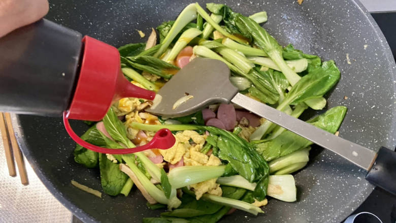 火腿青菜炒鸡蛋,加入一茶匙蚝油,中大火翻炒均匀