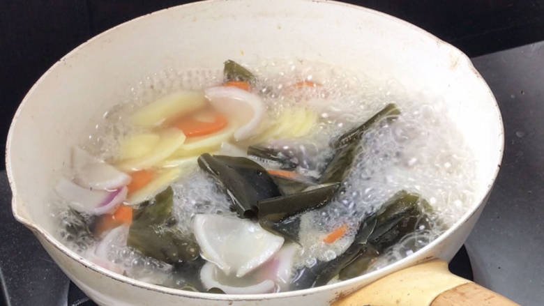 【家常版】冷串串,加入洋葱,拌匀