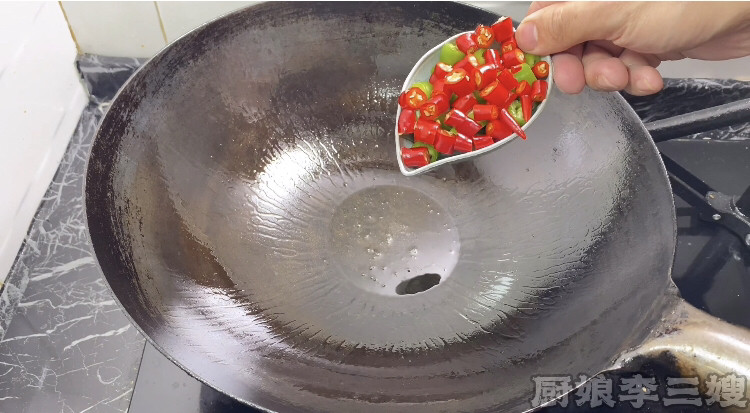 尖椒玉米炒鱿鱼教程,把泰椒和<a style='color:red;display:inline-block;' href='/shicai/ 8778'>尖椒</a>炒香