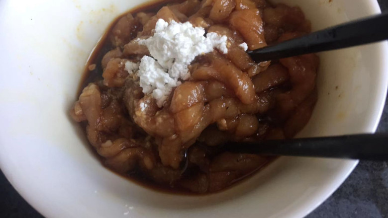 茭白烧肉,少许淀粉,搅拌均匀