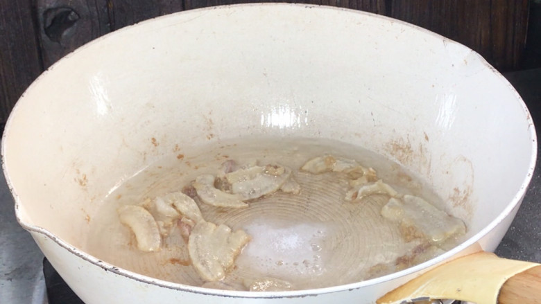 豆腐炖冬瓜,淋入<a style='color:red;display:inline-block;' href='/shicai/ 718'>料酒</a>爆香,加盐炒匀