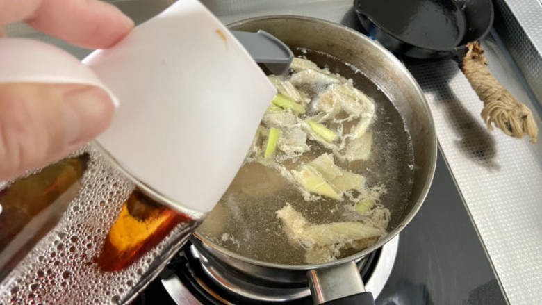 凉拌麻辣鸡丝,坐锅烧水,水开下鸡胸,➕少许料酒