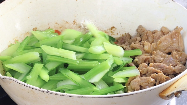 菜心梗炒肉,加入菜心梗,翻炒均匀