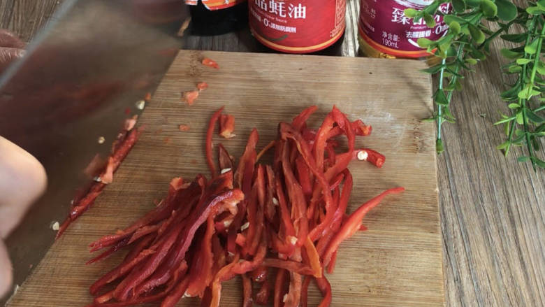 鱼香肉丝,<a style='color:red;display:inline-block;' href='/shicai/ 86663'>红辣椒</a>洗净去蒂去籽，切成细丝备用