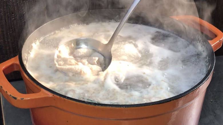 南瓜萝卜汤,撇去浮沫,转小火煮半小时以上,至骨头的肉熟透